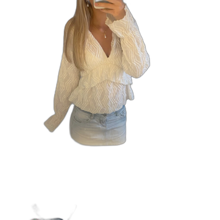 Vit blus med volang och v-ringning