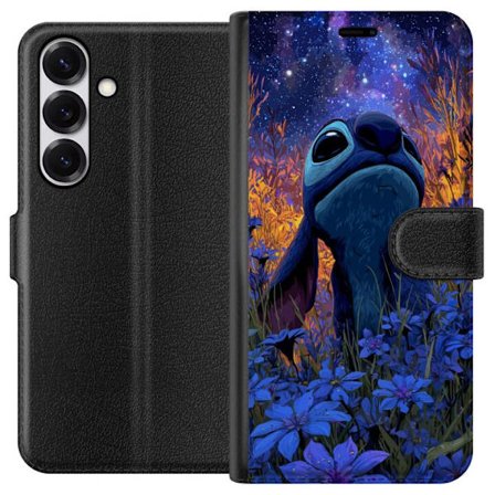 Yhteensopiva Lompakkokotelo Samsung Samsung Galaxy S25 Värikäs Stitch-kuvaus tähtitaivaan alla kukilla ja yövaloilla, taianomainen fantasiamotiivi