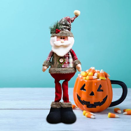 Store stående julefigurer, borddekorationer, juletræs- og kaminhyldepynt.