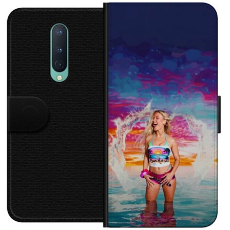 Kompatibel Tegnebogsetui til OnePlus 8 Blond kvinde i farverigt strandtøj, der leger i havet ved solnedgang