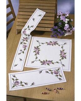 Stickpackung Tischläufer Lila Rosen