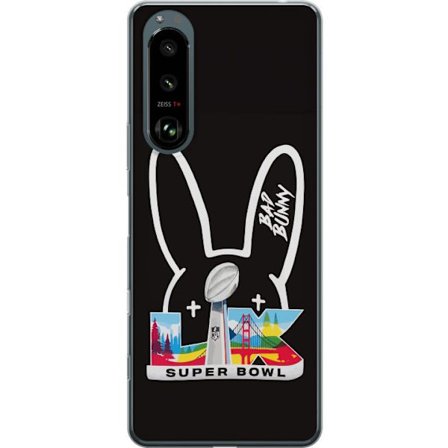 Kompatibel Mobilcover til Sony Xperia 5 III Bad Bunny portræt med åben skjorte, tatoveringer og krøllet hår i stilfuld modefotografering