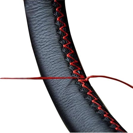 Mykt rattdeksel i skinn på bilratt med nål og tråd, røde interiørtilbehør