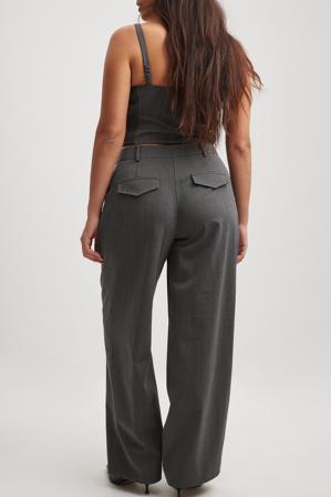 NA-KD Plisserade byxor med mellanhög midja - Kontorsbyxor - Grå - EU 40