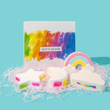 Värikäs muotoiltu kylpypommisetti - 4 ainutlaatuista mallia (sateenkaari, tähti, kuu, pilvi), hauskoja ja poreilevia kylpyläherkkuja rentouttavaan 