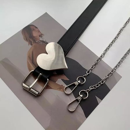 Skärp i veganskt läder med hjärta och avtagbar kedja
