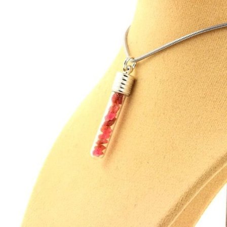 Stenar och mineraler. Rå Spinel Halsband. Rör och spiralmodell.