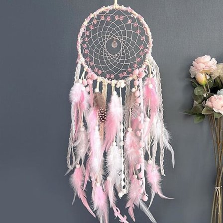 Käsintehty Boho Unisieppari vaaleanpunaisilla höyhenillä tyttöjen huoneeseen