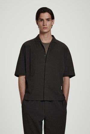 COS Männer Baumwollhemd In Knitteroptik in Braun