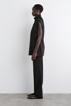 COS Women's Chaleco Utility Cuello Alto in Negro