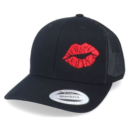 Iconic - Svart trucker Keps - Red Lipstick Kiss Black Trucker @ Hatstore