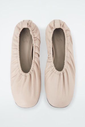 COS Femme Les Ballerines En Cuir Froncé in Beige