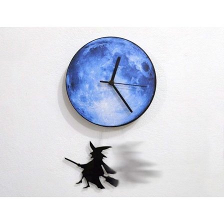 Halloween-häxa som gungar på månen - Pendelväggklocka