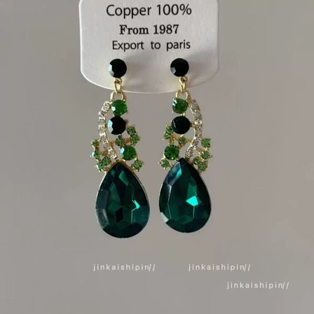 Halsband i tung industriell stil med gnistrande diamantvattenfall och tofsar, perfekt till aftonklänningen, kombinerat med ett modernt, utsökt och 