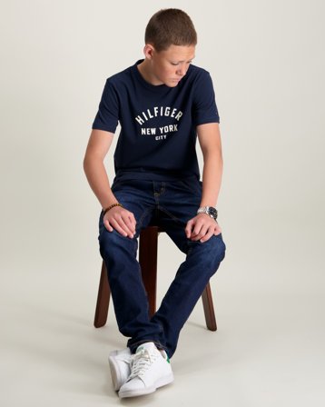 Tommy Hilfiger CURVED HILFIGER GRAPHIC TEE SS Blå T-skjorter Gutt - Kids Brand Store
