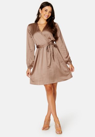 BUBBLEROOM Gisele Satin Dress Nougat Klær