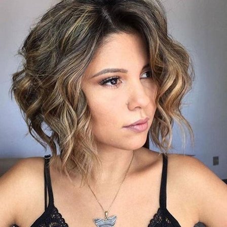 Ruskea lyhyt kihara peruukki naisille