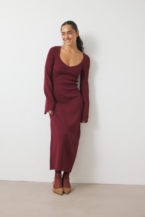 NA-KD - Fine Knitted Trumpet Sleeve Midi Dress - Julekjoler - Burgundy - M