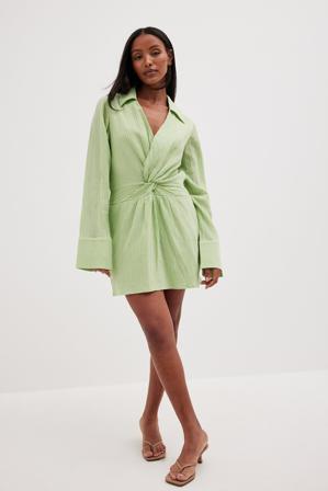 Stephsa x NA-KD Robe chemise à détail torsadé - Robes Chemise - Vert - EU 36