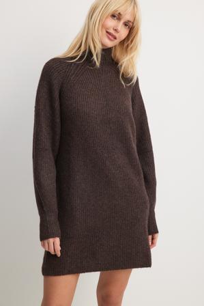 NA-KD Oversized stickad poloklänning - Stickade klänningar - Brun - XX-Large