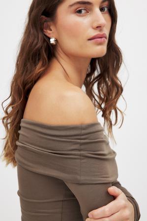 NA-KD Soft Line långärmad topp - Off Shoulder toppar - Brun - XS (EU 32)