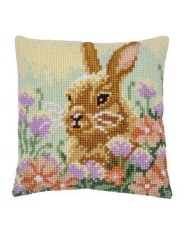 Broderikit Kudde Hare bland blommor