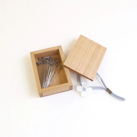 Cohana Knappenåler Glass Treboks, grå