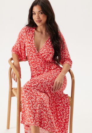 Happy Holly - Wrap Dress - Red/Floral - Kläder - - Bubbleroom Omlottklänning