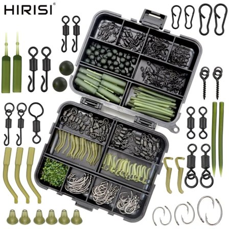 Sortiment av karpfisketillbehör med helikoptertafsar, krokar, gummihylsor, lekande och snäppfästen, slangar t