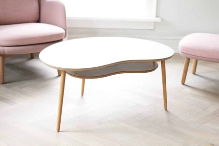 Stort bønnebord med høj hylde i hvid, ben og kanter i egetræ