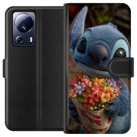 Kompatibel Tegnebogsetui til Xiaomi Xiaomi 13 Lite Sød blå figur med store øjne, der holder en farverig buket i en varm og kær stil