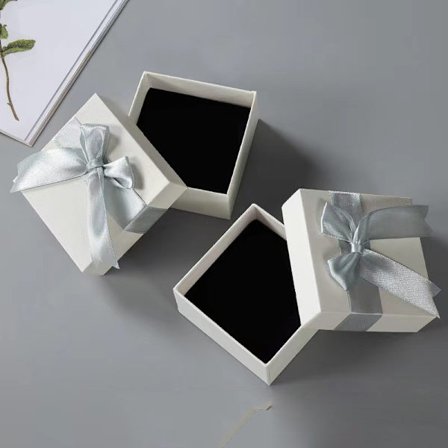 Hvid butterfly gaveæske, dekoreret med tomme æsker og gratis pakke