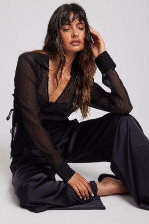 NA-KD - Plissert bluse med omslag - Bluser - Svart - EU 36