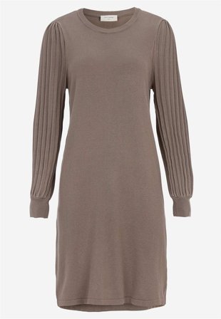 Freequent - Fintstrikket kjole med plisserede ærmer i nougat til damer i størrelse L (42) - Cellbes