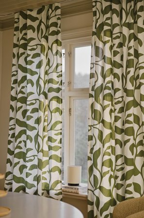 Jotex - Gardin Med Multifunksjonsbånd 2-pk Mørk grønn - DELLA - Kjøp Multifunksjonsgardiner hos Jotex