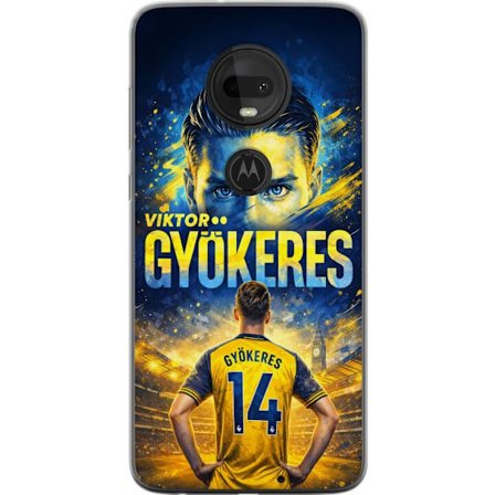 Kompatibelt Mobildeksel til Motorola Motorola Moto G7 Viktor Gyökeres fotballplakat i gult og blått med dramatisk stadionbakgrunn, sportillustrasjon