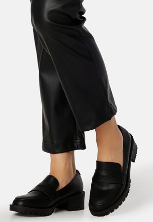 Bianco Pearl Simple Penny Loafer Carnation Black Sko