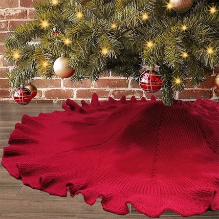 Joulukuusen hame taitettu reunoilla ja lattiamatto uutta vuotta varten