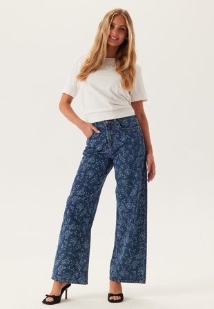 ONLY - Onlhope Ex Hw Wide Rose Aop Dn - Medium Blue Denim Aop:roses - Kläder - - Bubbleroom