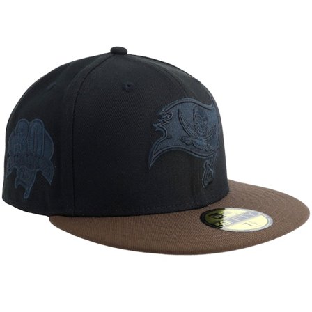 New Era - NFL Zwart snapback Cap - Hatstore Exclusive x Tampa Bay Buccaneers 59FIFTY Black/Walnut 30 Fitted @ Hatstore