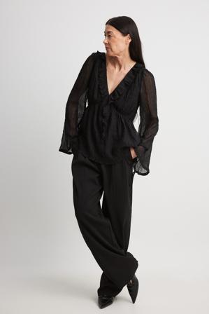 NA-KD Blus i chiffon med v-hals och volangdetalj - Blusar - Svart - EU 34