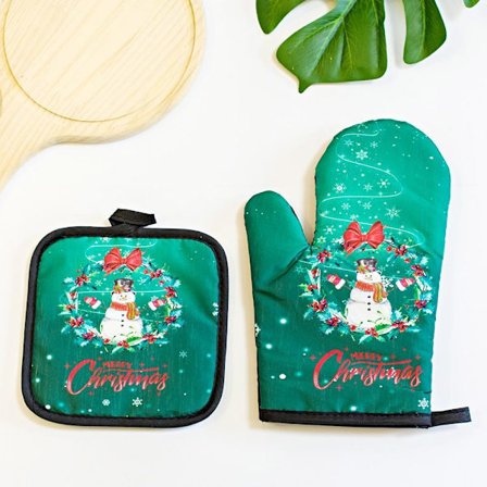 Oven gloves in Christmas style