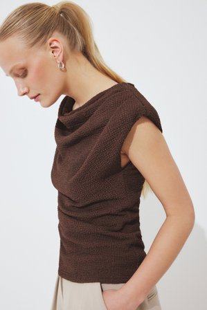 NA-KD strukturiertes Top mit Schulterpolstern - Ärmellose Tops - Braun - L