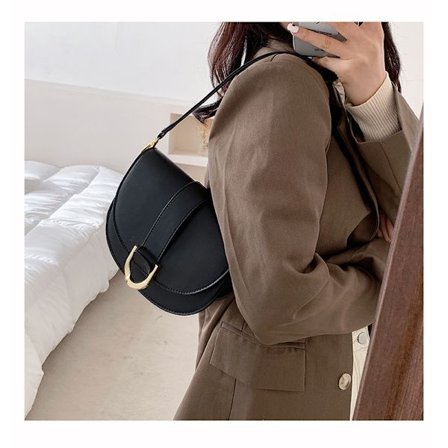 En svart håndveske i salvestil, skulderreimveske, underarmsveske (abo