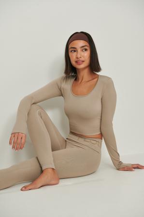 NA-KD Flow Haut fluide à manches longues et encolure profonde - T-shirts sportif - Beige - X-Large