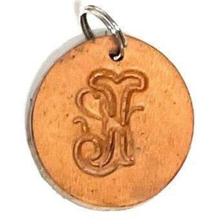 Handgjort hänge med bokstav av tärnsjö läder