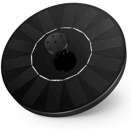 Utomhuspoolens vatten har en solenergifontän som rinner genom en flytande vattenfontän