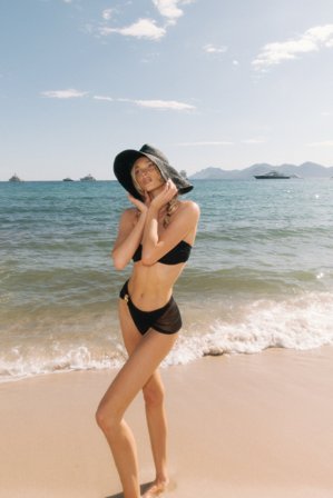 Elsa Hosk x NA-KD Bikinitrosa med gulddetalj - Bikini - Svart - XL