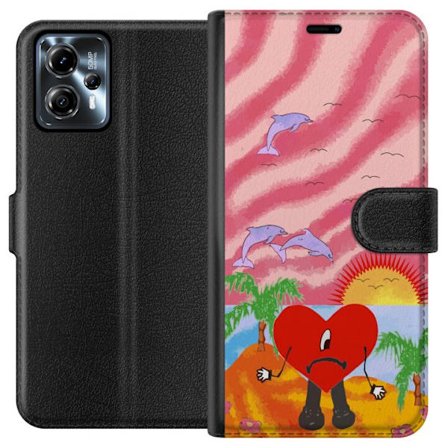 Kompatibel Tegnebogsetui til Motorola Moto G13 Bad Bunny i en farverig quiltet jakke med hjertemønster og solbriller i moderne gade stil