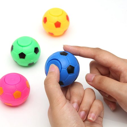 6 stk. fotball fidget spinnere i tilfeldige farger - Hånd fidget spinner fotballer, stressreduserende fotballleker 5,0 cm roterbare fidget fotballer